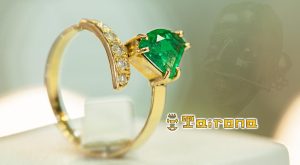 Anillo con Esmeralda Colombiana y Diamante