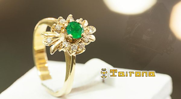 Anillo Oro con Esmeralda Colombiana y Diamantes