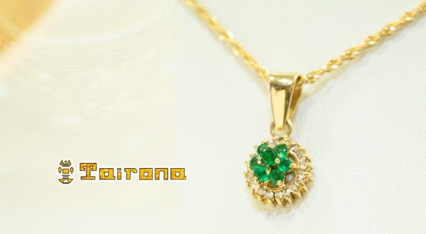 Dije en oro de 18k con Esmeraldas y Diamantes