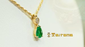 Dije en oro de 18k con Esmeralda y Diamante