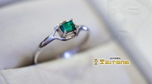 Anillo en Oro Blanco con Esmeralda Colombiana
