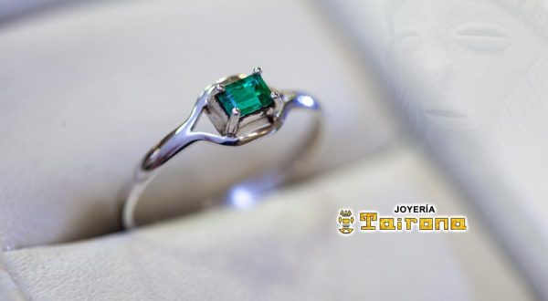 Anillo en Oro Blanco con Esmeralda Colombiana