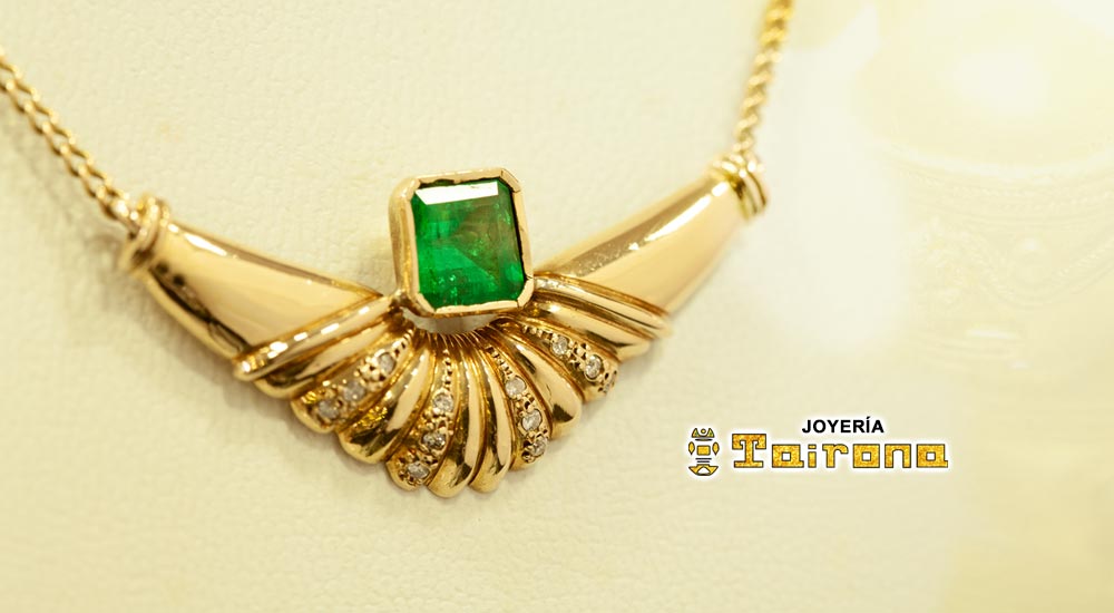 Gargantilla en oro amarillo con esmeralda